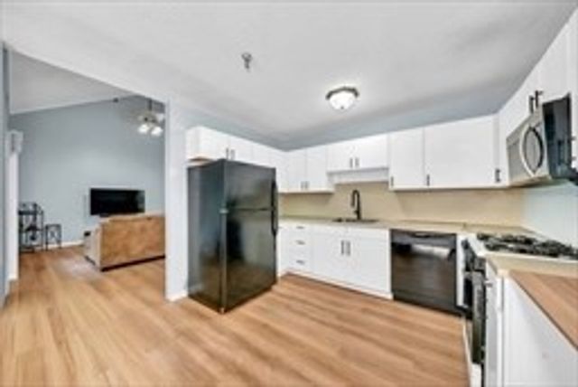 124 Tennis Plaza Rd 40, Dracut, MA 01826