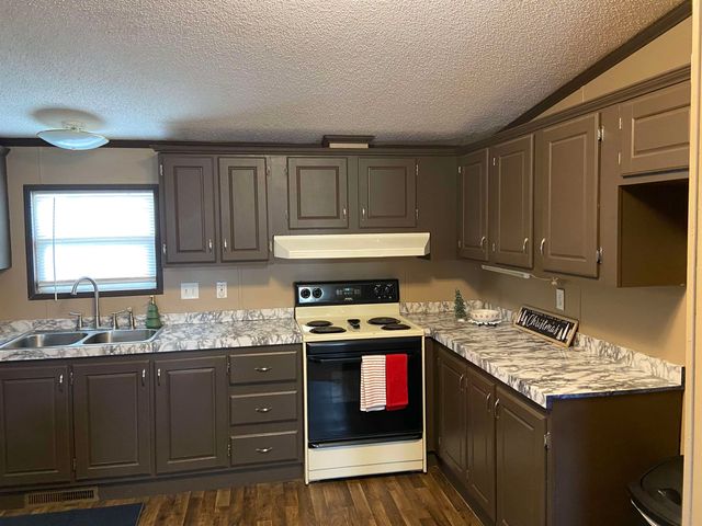 2001 E 53rd St S, Wichita, KS 67216