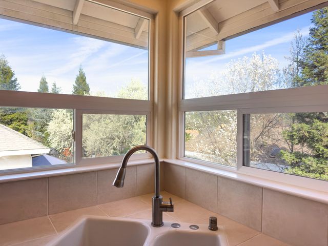 531 Fair Hill Drive, Redding, CA 96003