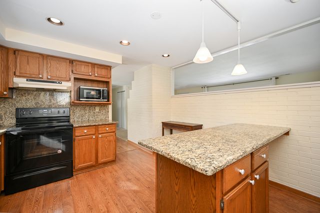 1727 Warwick Lane, Schaumburg, IL 60193