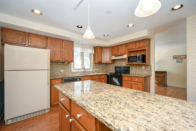 1727 Warwick Lane, Schaumburg, IL 60193