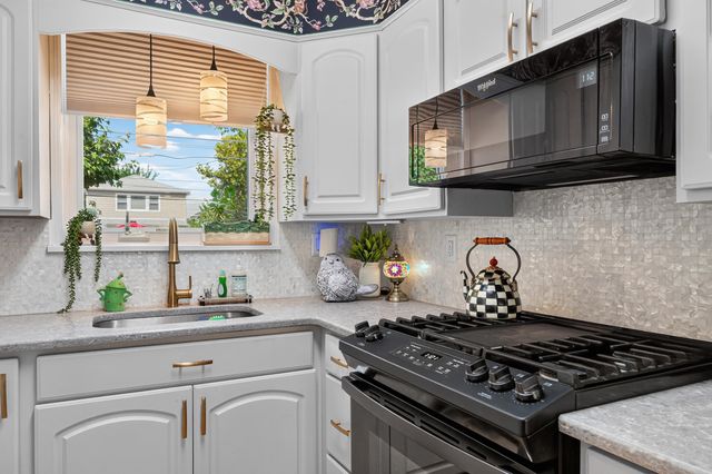 29 PARKSIDE LANE, Bayonne, NJ 07002