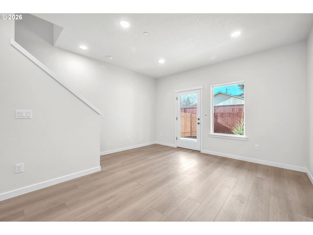 9261 E Burnside St, Portland, OR 97216