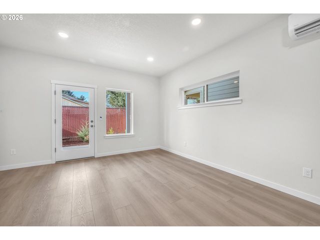 9261 E Burnside St, Portland, OR 97216