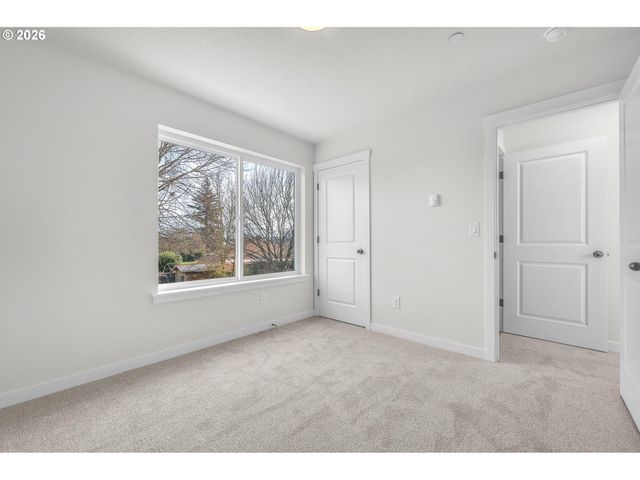 9261 E Burnside St, Portland, OR 97216