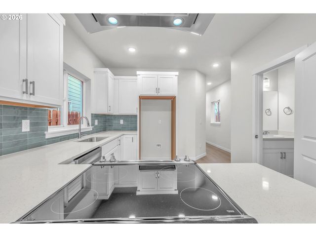 9261 E Burnside St, Portland, OR 97216