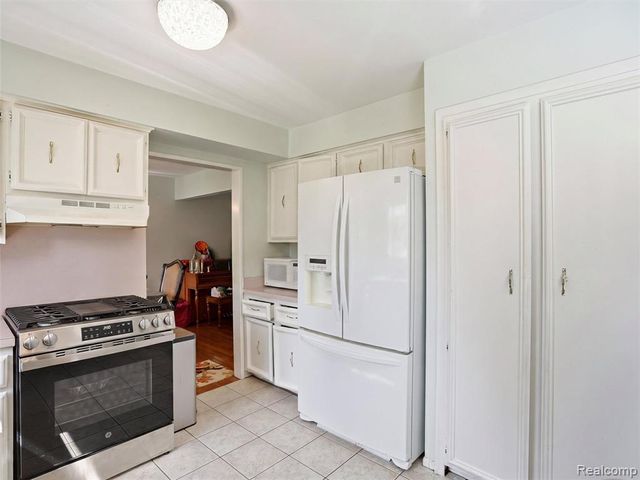 13615 Brookside Drive, Sterling Heights, MI 48313