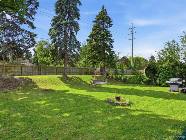 13615 Brookside Drive, Sterling Heights, MI 48313