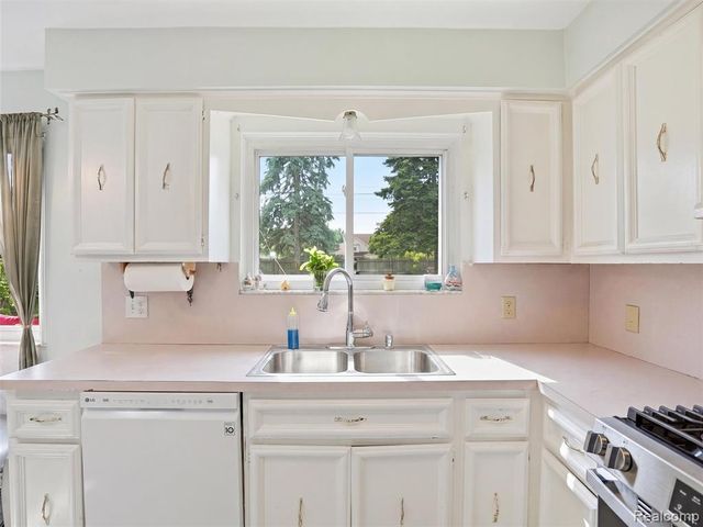 13615 Brookside Drive, Sterling Heights, MI 48313