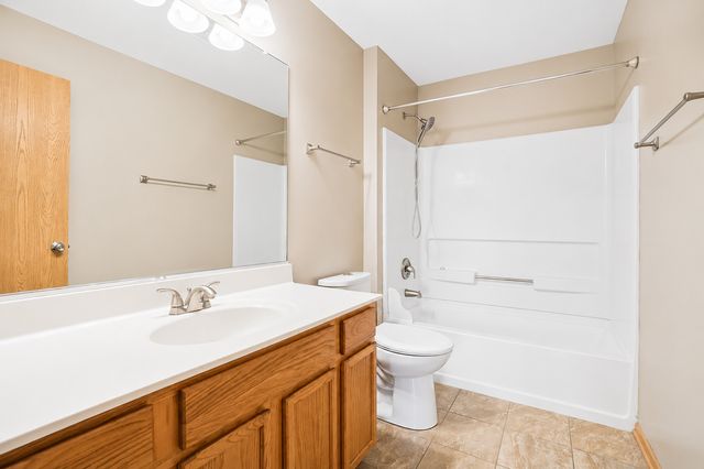 1623 Silverstone Drive 1623, Carpentersville, IL 60110