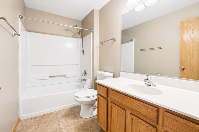 1623 Silverstone Drive 1623, Carpentersville, IL 60110