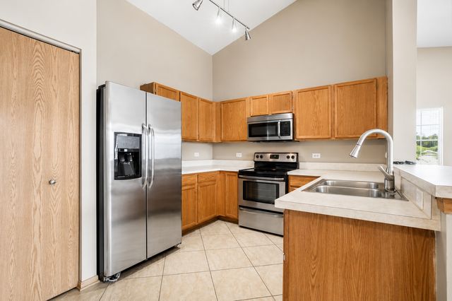 1623 Silverstone Drive 1623, Carpentersville, IL 60110