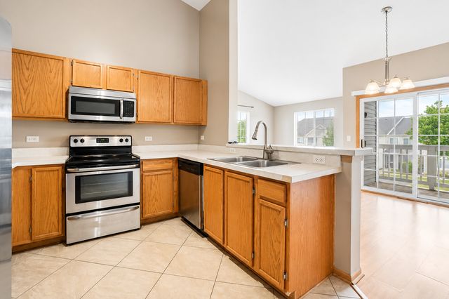 1623 Silverstone Drive 1623, Carpentersville, IL 60110