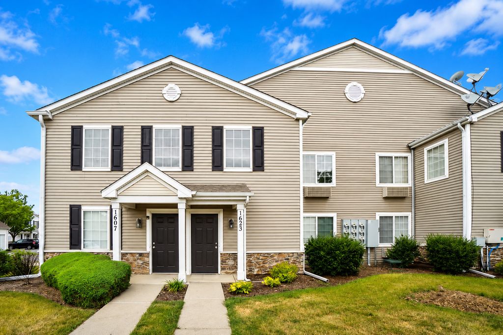 1623 Silverstone Drive 1623, Carpentersville, IL 60110