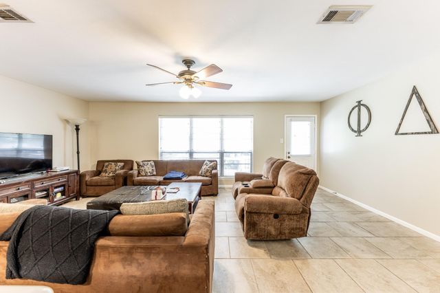 3028 Winding Way, Huntsville, TX 77340