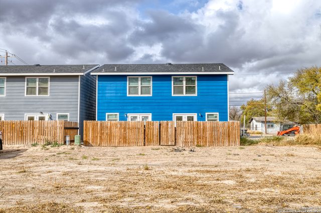 703 N 3rd St, Carrizo Springs, TX 78834