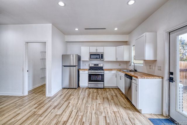 703 N 3rd St, Carrizo Springs, TX 78834