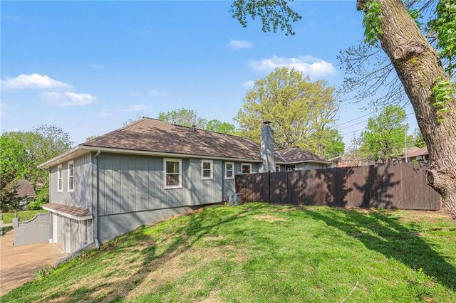 9901 Wayne Avenue, Kansas City, MO 64131