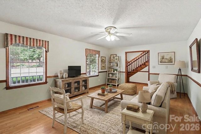124 E Catawba Avenue, Mooresville, NC 28115