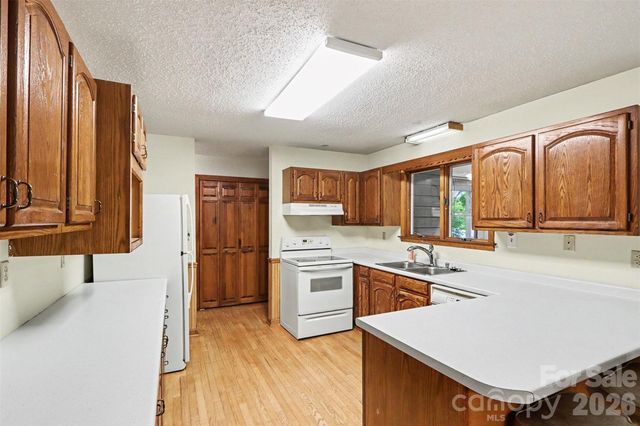 124 E Catawba Avenue, Mooresville, NC 28115