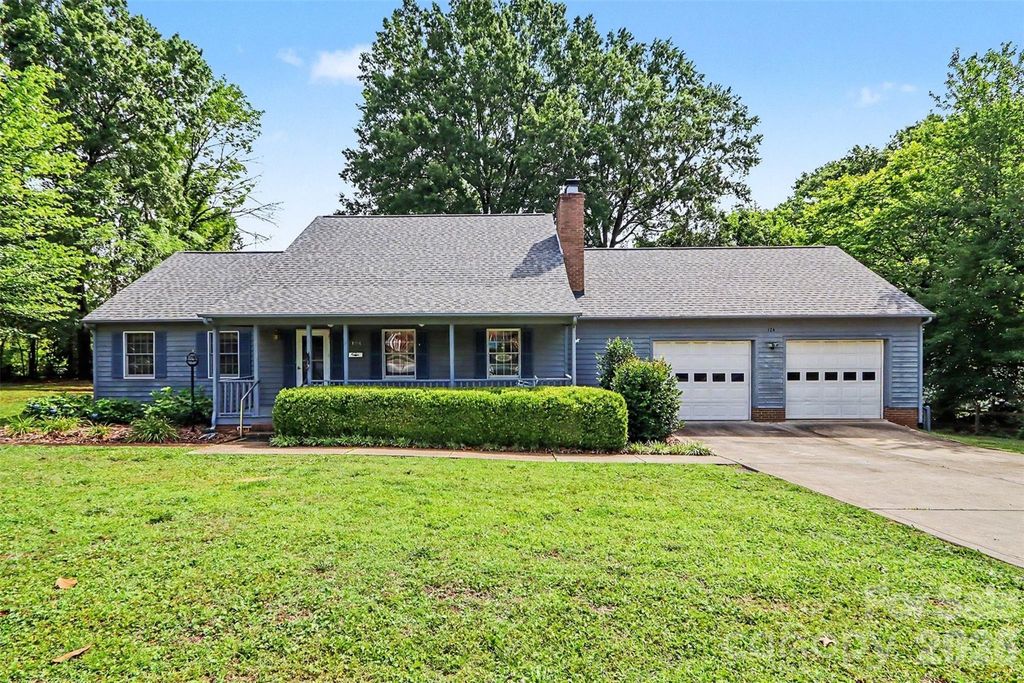124 E Catawba Avenue, Mooresville, NC 28115