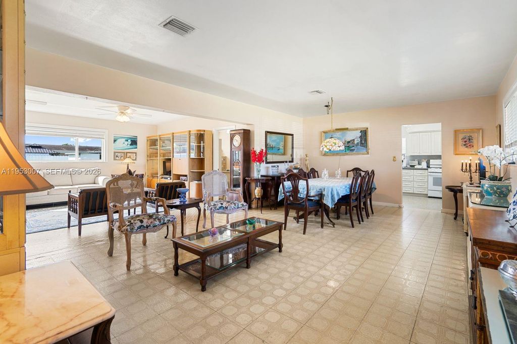 Image 12 of property listing at 5770 NW 111th St, Hialeah, FL 33012