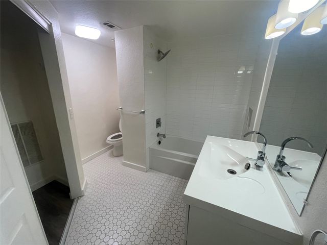 7474 Fair Oaks Avenue 7402, Dallas, TX 75231