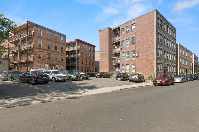 56 Peabody St 2W, Salem, MA 01970