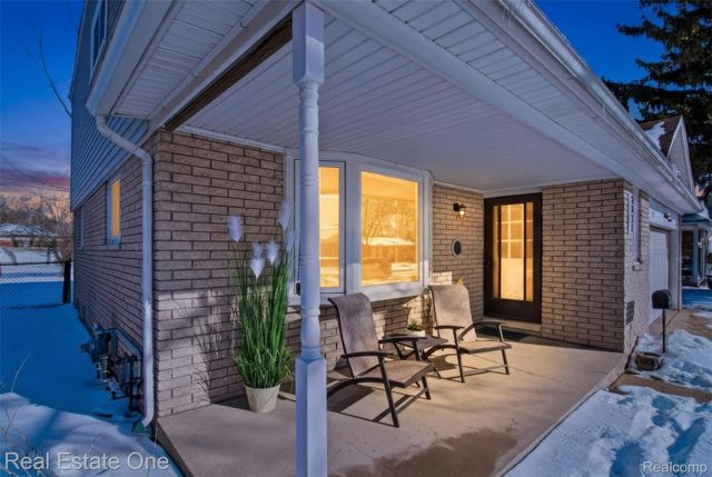 2811 Rhodes Drive, Troy, MI 48083