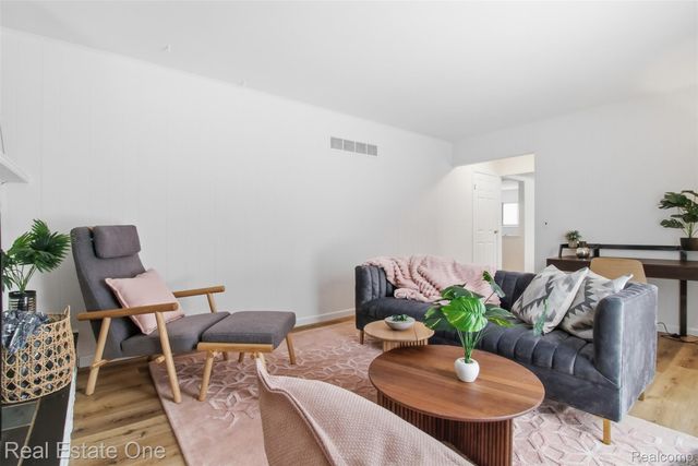 2811 Rhodes Drive, Troy, MI 48083