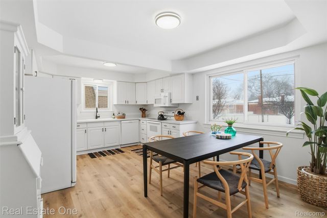 2811 Rhodes Drive, Troy, MI 48083