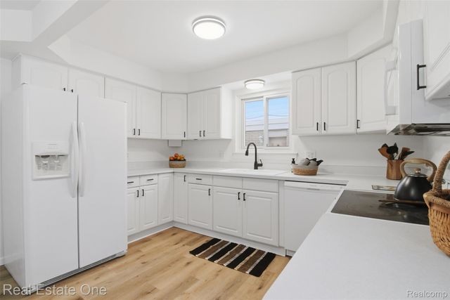 2811 Rhodes Drive, Troy, MI 48083