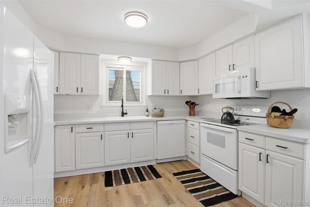 2811 Rhodes Drive, Troy, MI 48083