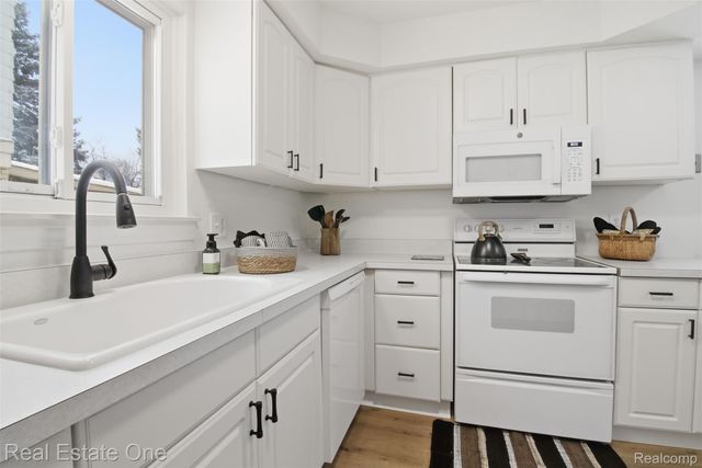 2811 Rhodes Drive, Troy, MI 48083