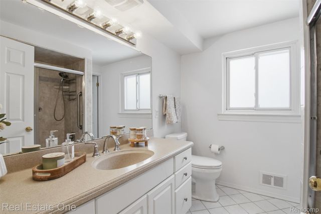 2811 Rhodes Drive, Troy, MI 48083