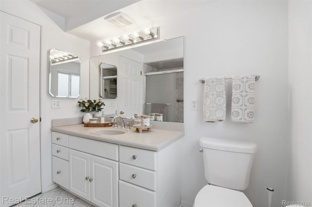 2811 Rhodes Drive, Troy, MI 48083