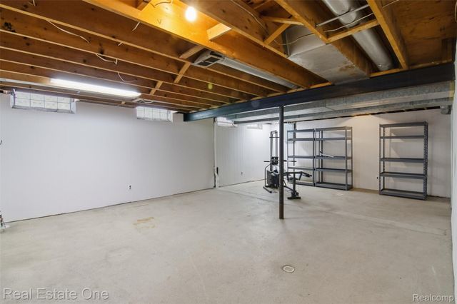 2811 Rhodes Drive, Troy, MI 48083