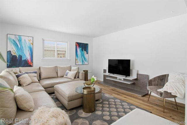 2811 Rhodes Drive, Troy, MI 48083