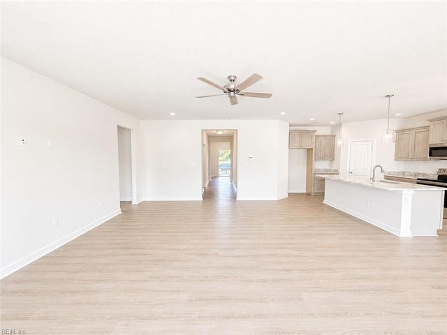 8 Apron DR, Suffolk, VA 23434