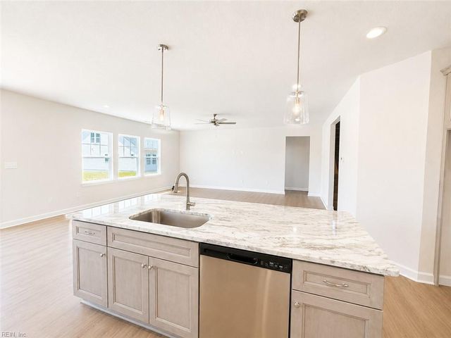 8 Apron DR, Suffolk, VA 23434