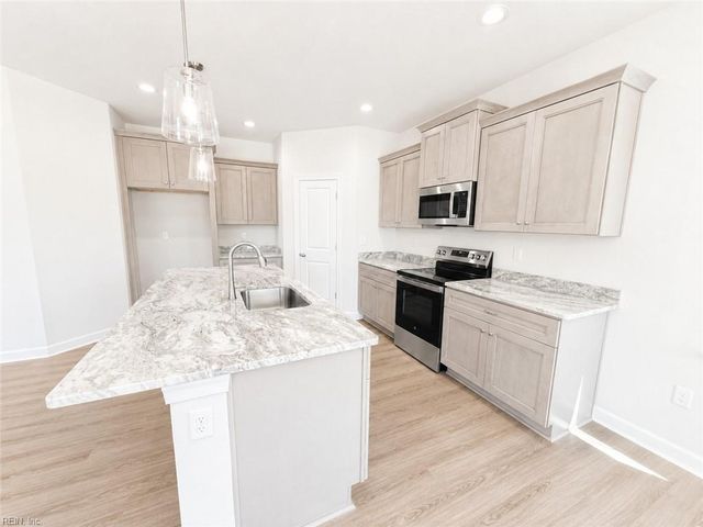 8 Apron DR, Suffolk, VA 23434
