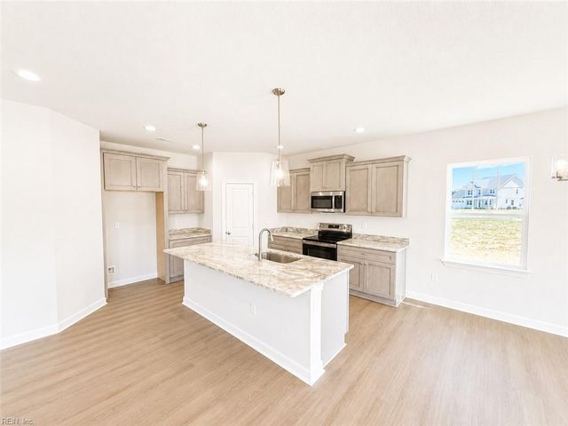 8 Apron DR, Suffolk, VA 23434