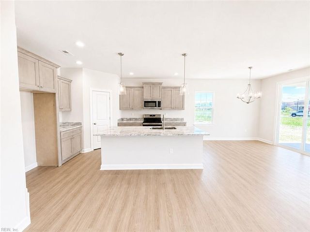8 Apron DR, Suffolk, VA 23434