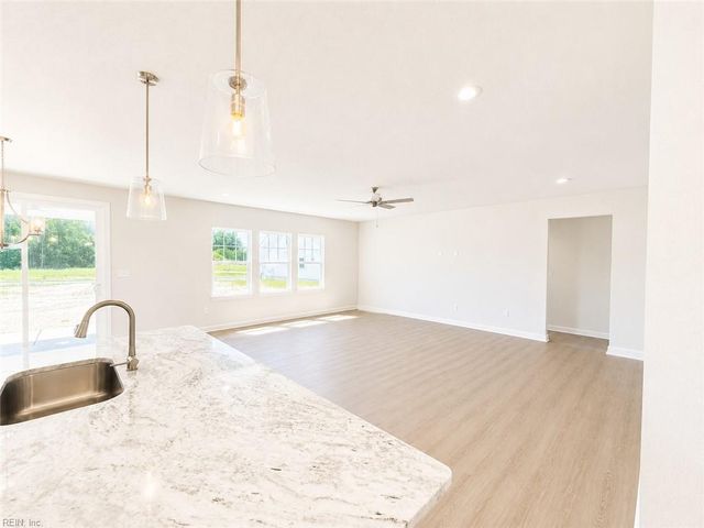 8 Apron DR, Suffolk, VA 23434