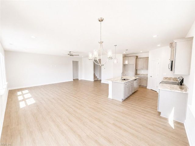 8 Apron DR, Suffolk, VA 23434