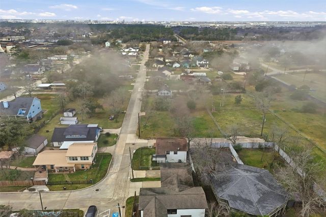 110 W E Street, La Porte, TX 77571