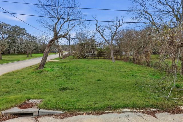 110 W E Street, La Porte, TX 77571