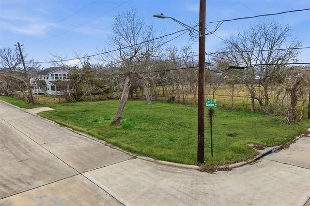 110 W E Street, La Porte, TX 77571