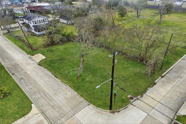 110 W E Street, La Porte, TX 77571