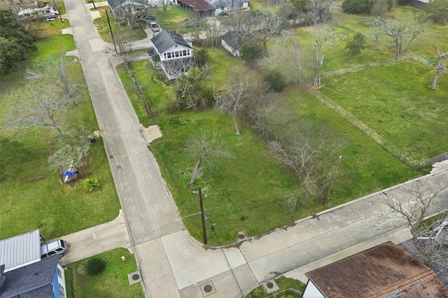 110 W E Street, La Porte, TX 77571